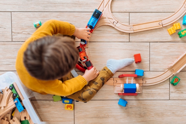 Foto kind spelen met speelgoed trein