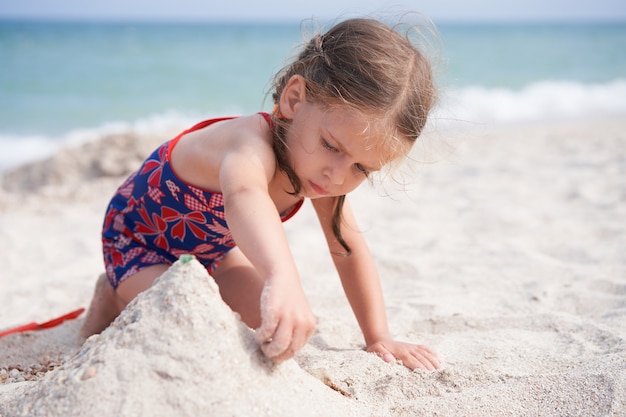 Kind spelen met zand op strand