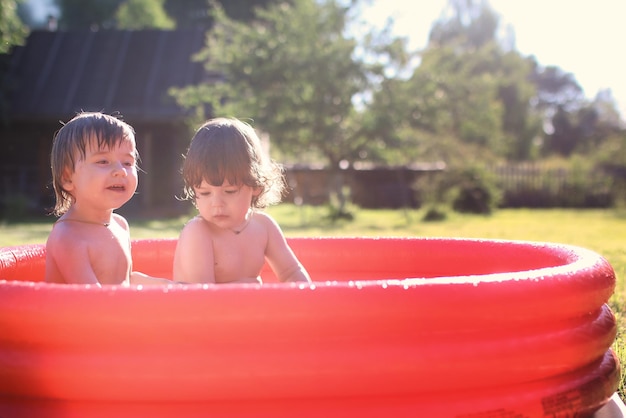 Foto kind spettert in het bad buiten