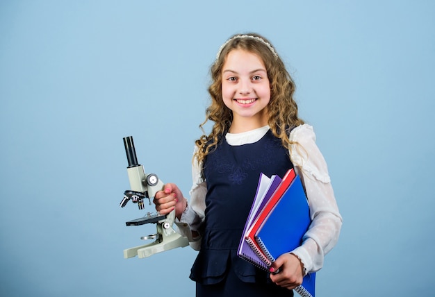 Kind studie biologie les. Ontdek de toekomst. onderwijs en kennis. wetenschappelijk onderzoek in het laboratorium. Klein geniaal meisje met microscoop. terug naar school. kleine meisje wetenschapper testen. Les op school.