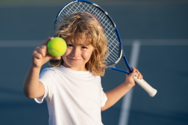 Kind tennissen op buitenbaan kind met tennisbal sport kind met racket op tennis playg