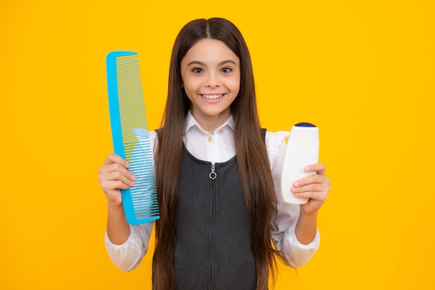 Kind tiener meisje met shampoo, conditioner en douchegel Lange haarverzorging van tiener Presenting