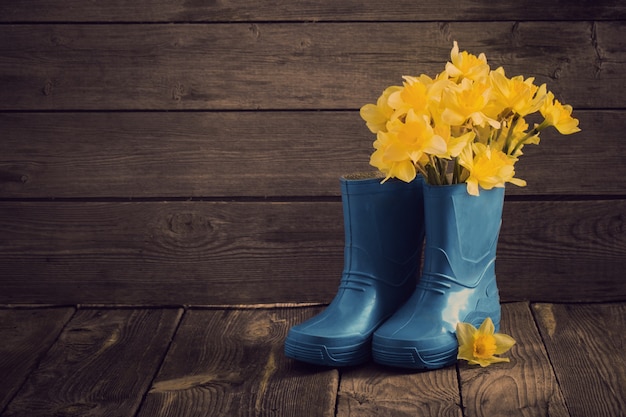 Kind tuinschoenen met lentebloemen