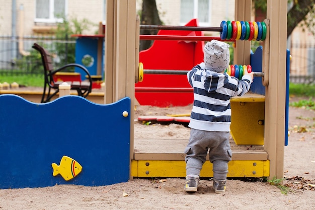 Kind van 12 jaar dat buiten op speelplaats speelt