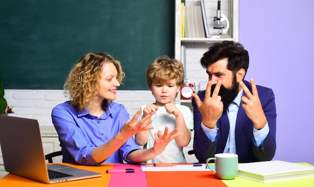 Kind van basisschool met ouders onderwijs thuisonderwijs opvoedingsonderwijs wiskunde