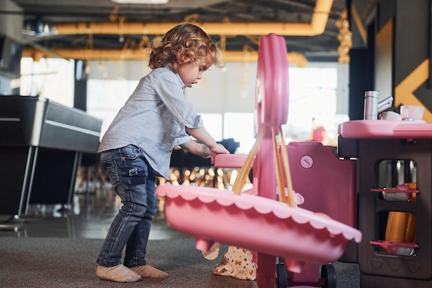 Kind veel plezier in de speelkamer Educatieve spelletjes voor de kleuterschool