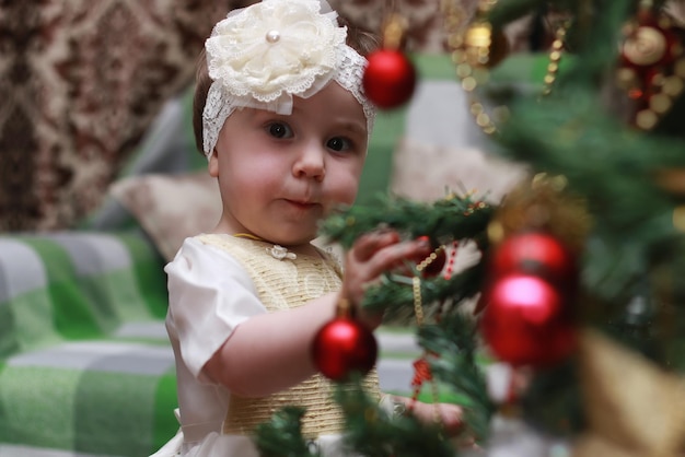 kind versier de kerstboom speelgoed