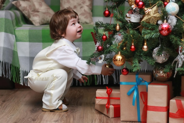 Kind versier het kerstboomspeelgoed