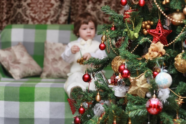 Kind versier het kerstboomspeelgoed