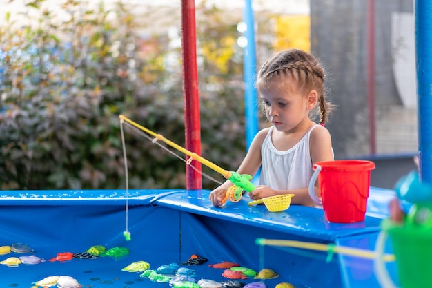 Kind Visser Vangen Plastic Speelgoed Vis Op Zwembad Pretpark Zomerdag Meisje Veel Plezier Op Vissen Carnaval Festival Entertainment Voor Kinderen