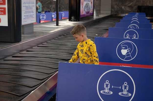 Kind wacht op bagage op de luchthaven