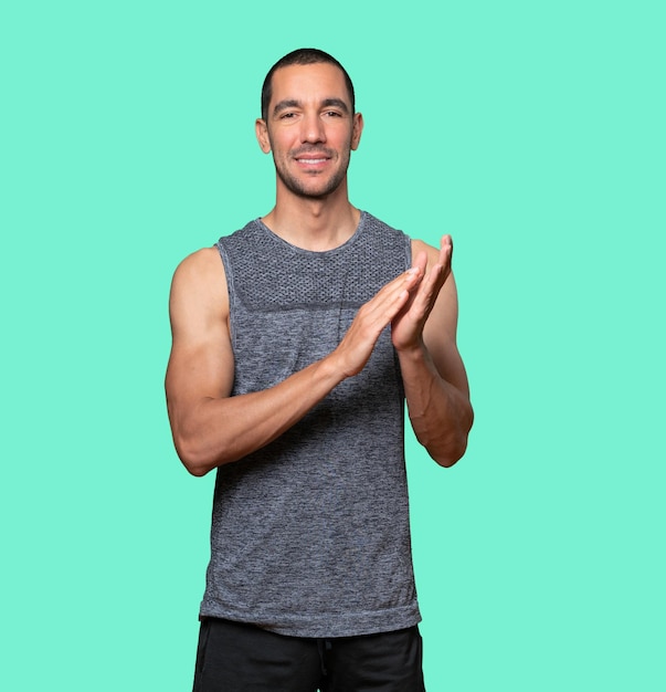 Photo kind young man doing an applauding gesture