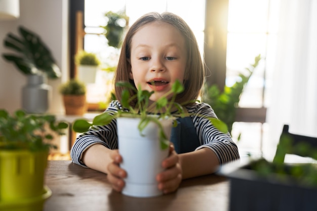 Kind zorgt voor planten