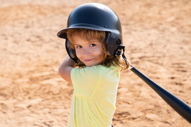 Kindbeslag dat op het punt staat een worp te raken tijdens een honkbalwedstrijd. Kid honkbal klaar om te slaan.