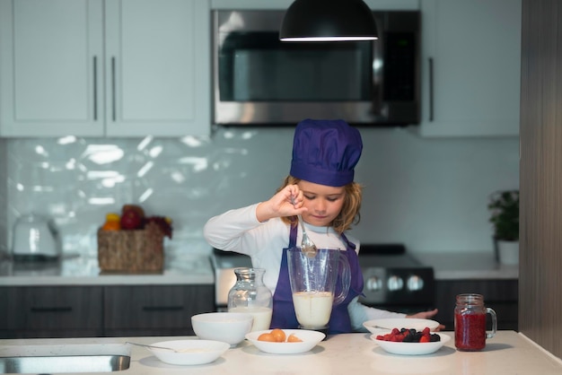 Kindchef kookmaaltijd kinderen bereiden de deegkoekjes in de keuken voor