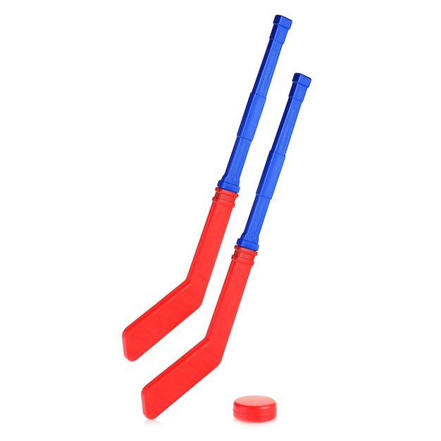 Kinder hockeystick en puck voor het spelen van hockey Twee blauwe en rode hockeysticks geïsoleerd op een witte achtergrond