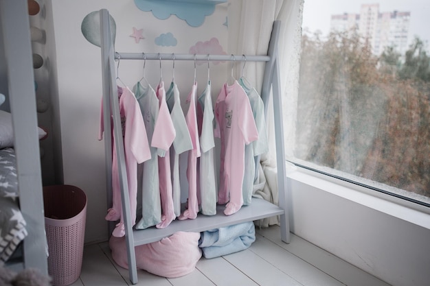 Kinder39s hanger met spullen in de kleedkamer