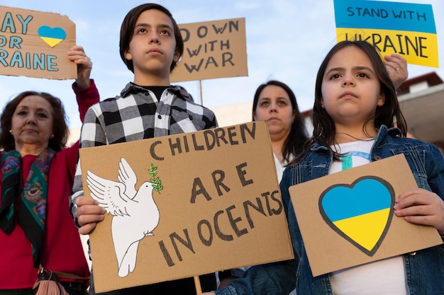 Kinderactivisten en anderen demonstreren tegen de invasie van russische troepen in oekraïne solidariteit en steun aan het oekraïense volk