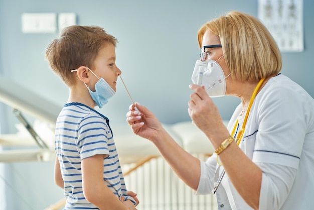 Kinderarts arts die kleine kinderen in de kliniek onderzoekt. Hoge kwaliteit foto