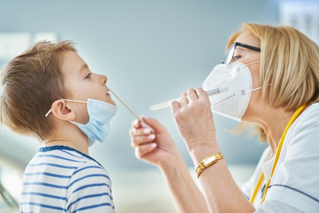 Kinderarts arts die kleine kinderen in de kliniek onderzoekt. Hoge kwaliteit foto