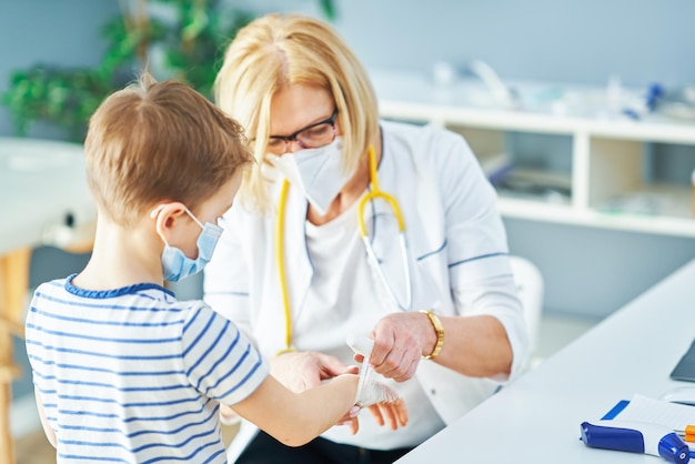 Kinderarts arts die kleine kinderen in de kliniek onderzoekt. Hoge kwaliteit foto