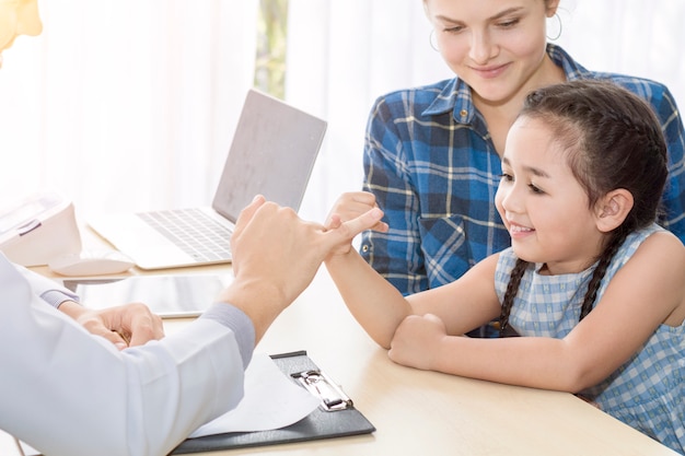 Kinderarts (dokter) man geeft vuistbult (High Five tot)