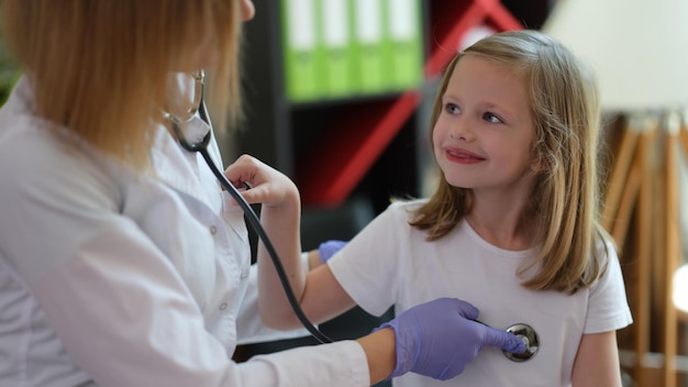 Kinderarts onderzoekt meisje thuis