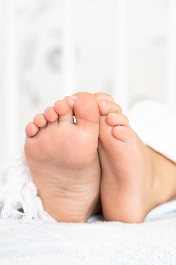 Foto kinderbeentjes steken onder de deken uit. sluit omhoog van de voeten van kinderen, kopieer ruimte. hoge kwaliteit foto