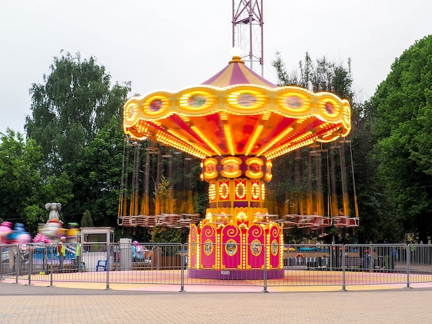 Kindercarrousel in de avondlichten