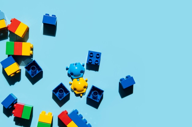 Kinderconstructeur plastic veelkleurig verspreid op een blauwe achtergrond Bovenaanzicht plat lag