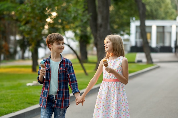 Kinderdate, jongen en meisje die ijs eten