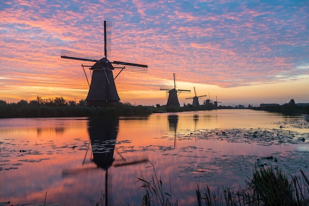 日の出のオランダのKinderdijk