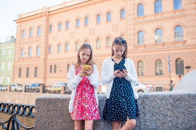Kinderen aan de zomer waterkant in Sint-Petersburg