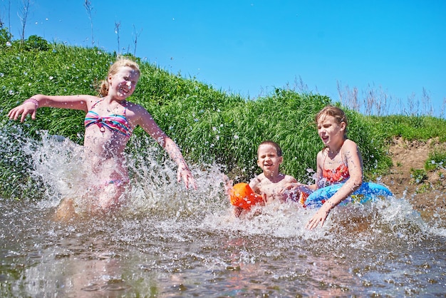 Kinderen baden in de rivier op zomerdag