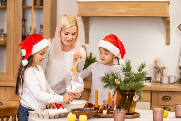 kinderen bakken kerstkoekjes voor de viering van Kerstmis. Familie