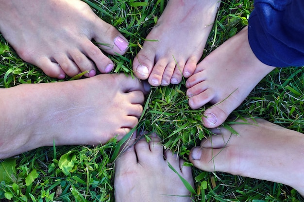 kinderen benen op groen gras.