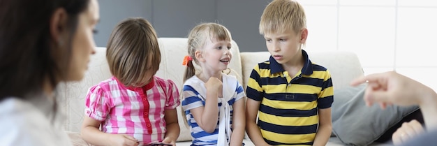 Foto kinderen beslissen wie er als volgende kaartspel speelt met ouders thuis