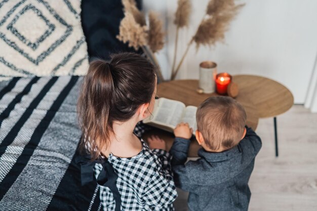 Kinderen bidden en lezen samen de Bijbel christelijk concept