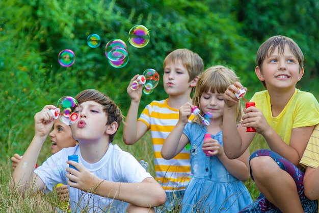 Kinderen blazen bellen op straat. selectieve aandacht.