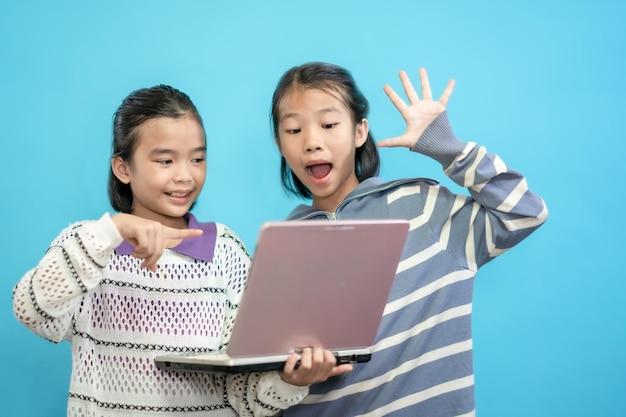 Kinderen blij, Aziatische kinderen close-up schattige en vrolijke mensen, houden labtop kijkend en glimlachen