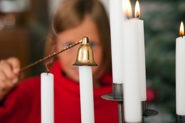 Kinderen blussen van kerst kaarsen