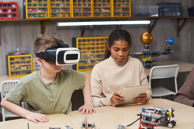 Kinderen bouwen robot in VR