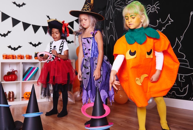 Kinderen brengen actief tijd door op Halloweenfeest