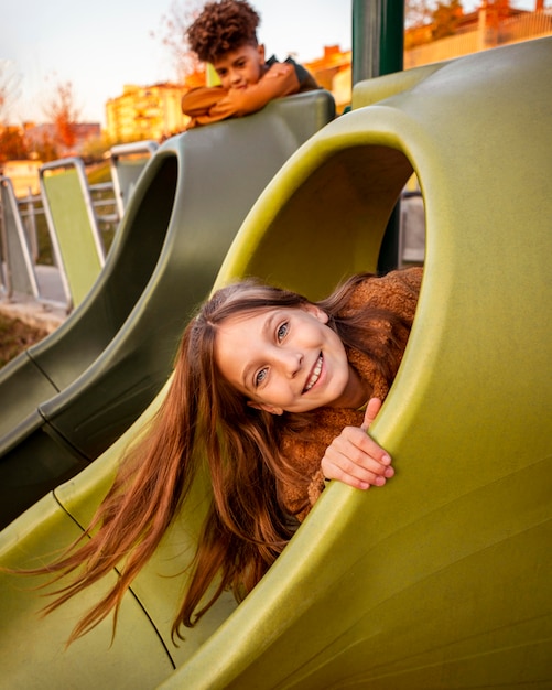 Foto kinderen brengen samen tijd door op de speelplaats