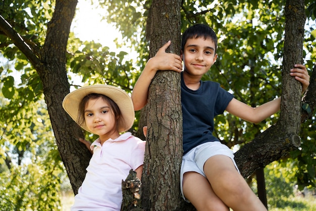 Foto kinderen brengen tijd buiten door in een landelijke omgeving en genieten van hun kindertijd