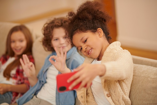 Kinderen brengen tijd thuis door en spelen met hun gadgets