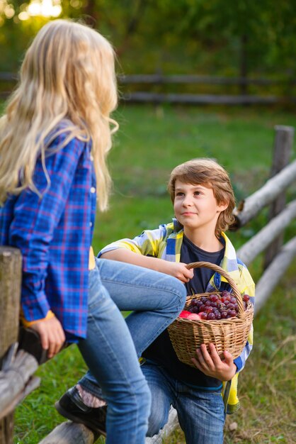 Kinderen buiten picknicken