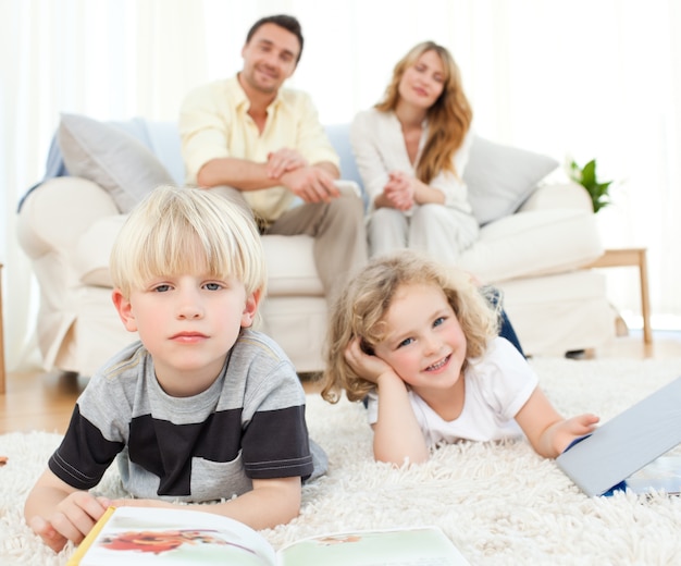 Kinderen die boeken lezen