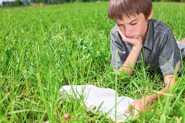 Kinderen die buiten boeken lezen