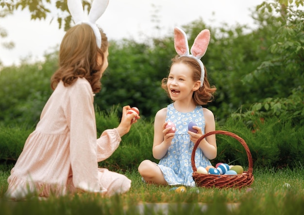 kinderen die buiten eieren schilderen